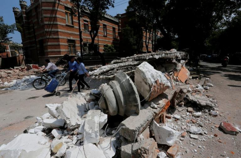 Σεισμός στο Μεξικό: Συγκλονιστικές εικόνες από ανθρώπους που γλιτώνουν τον θάνατο την τελευταία στιγμή (βίντεο)